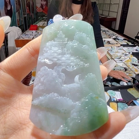 翡翠未镶嵌颈饰一个