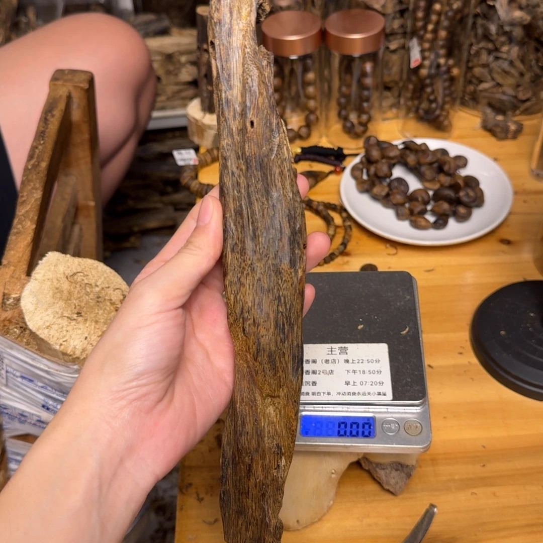 沉香碎屑沉香蓝宝石块料78克