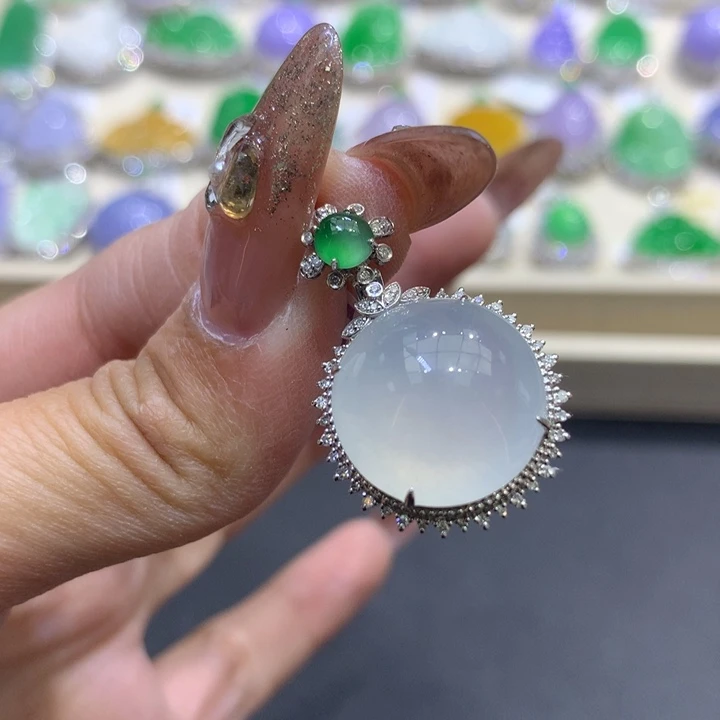 翡翠颈饰18K金镶嵌翡翠