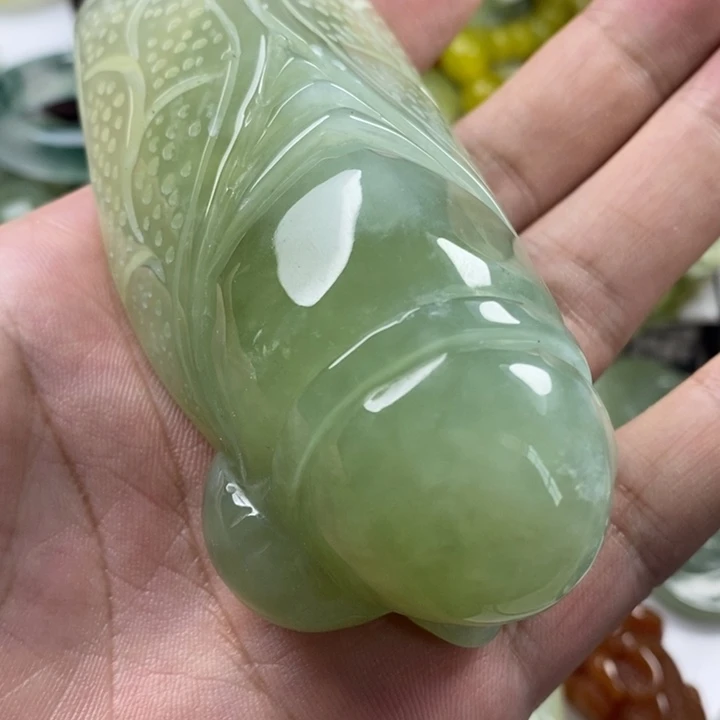 岫玉未镶嵌颈饰手把件