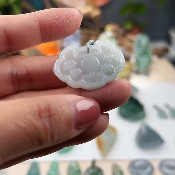 翡翠未镶嵌颈饰如意锁