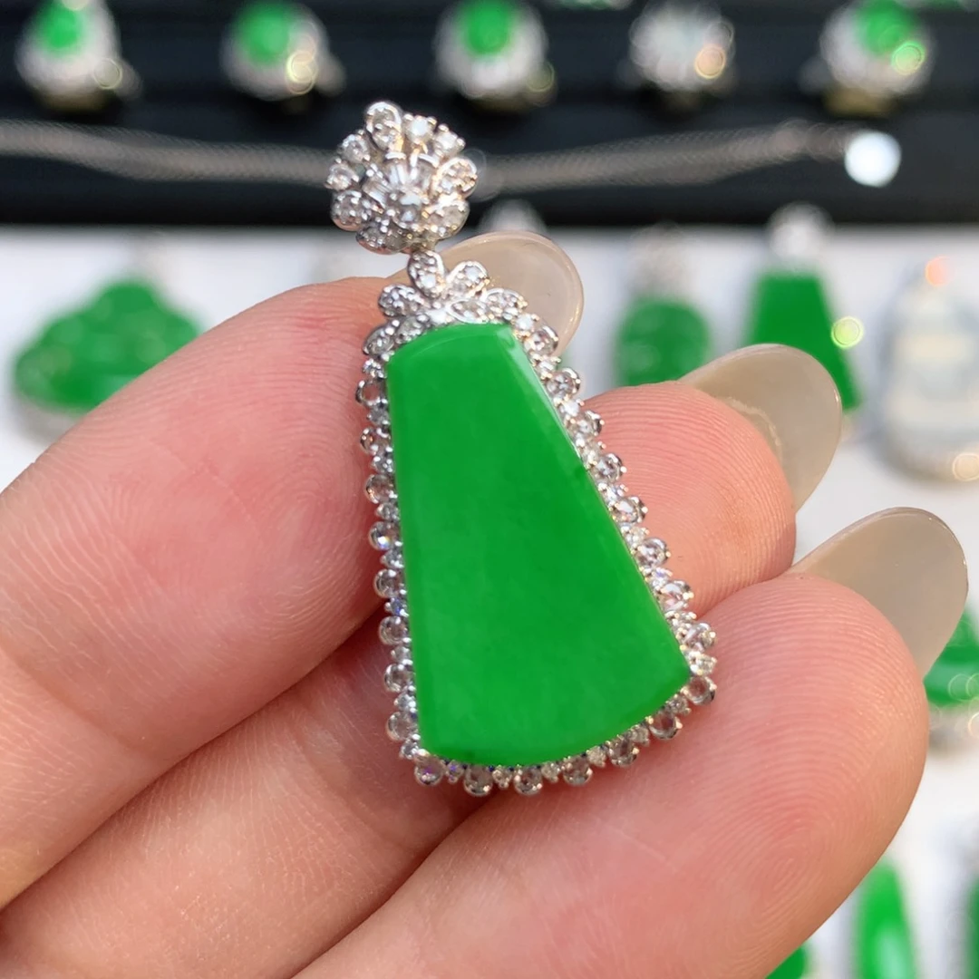 翡翠18K金镶嵌颈饰吊坠