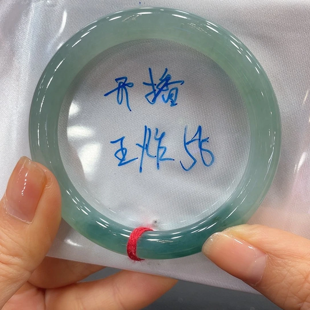翡翠手镯未镶嵌翡翠手镯