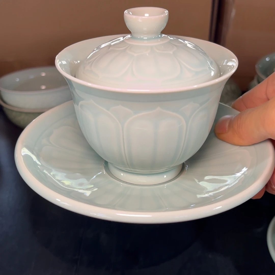 微瑕天青色大莲瓣盖碗