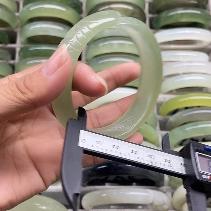 蛇纹石玉未镶嵌手镯253
