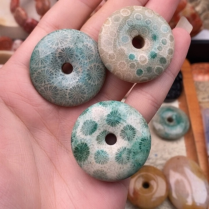 大***季石英质玉未镶嵌颈饰