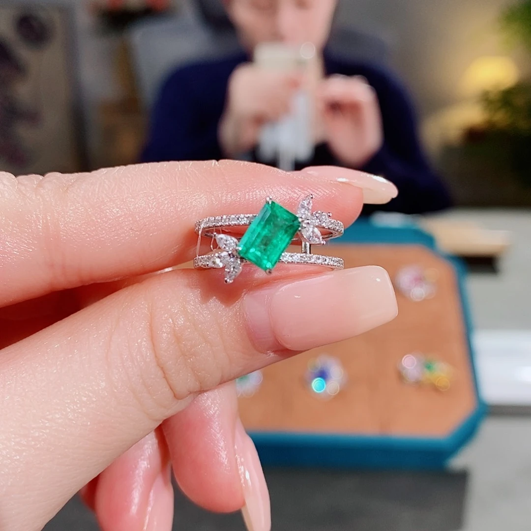 祖母绿戒指18K金镶嵌1.37ct