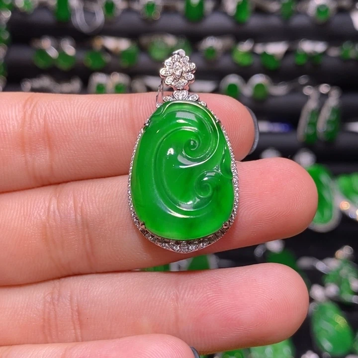 翡翠18K金镶嵌颈饰天然翡翠