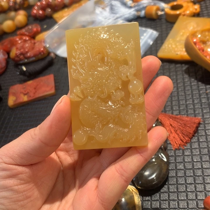 石英质玉（黄龙玉）未镶嵌颈饰