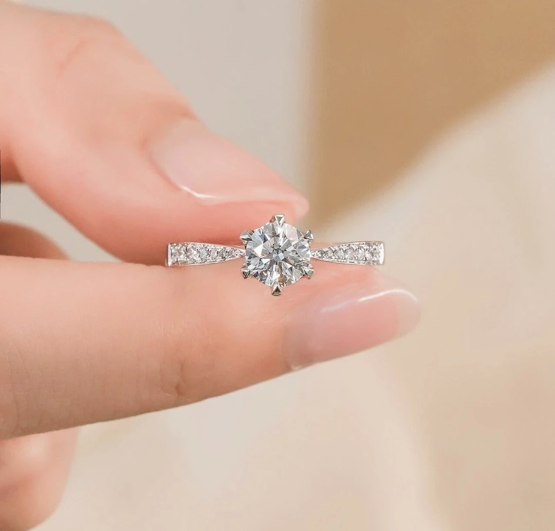 18K金星光六爪（70分）星空钻石求婚戒指轻奢