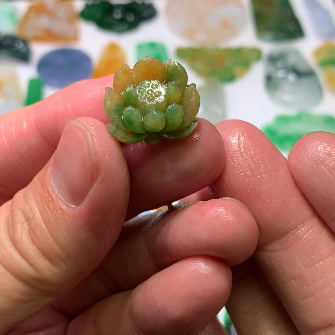 未镶嵌定制翡翠人**育吊坠