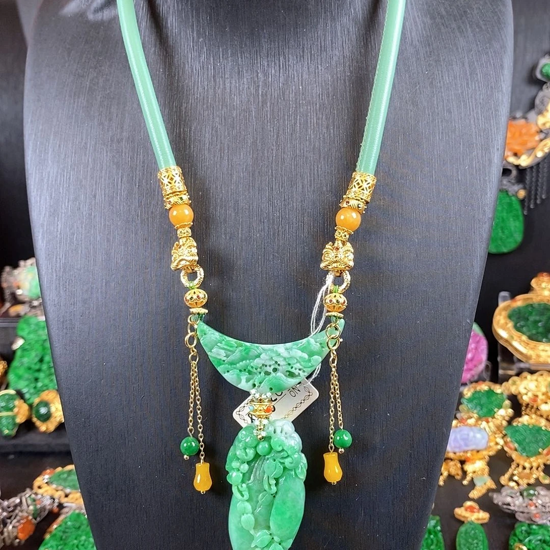 翡翠未镶嵌颈饰吊坠