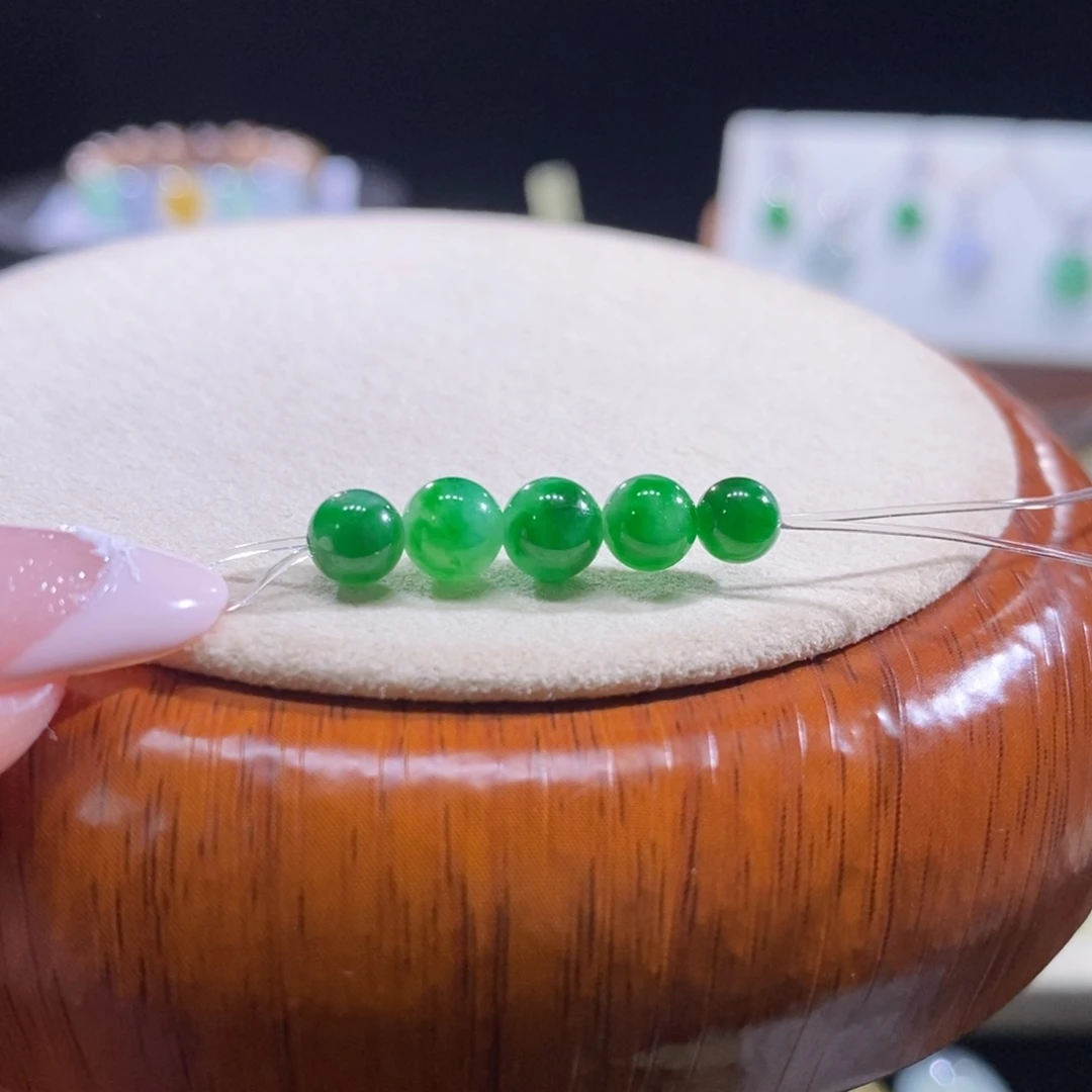 翡翠未镶嵌颈饰翡翠辣绿小珠多样性发其一