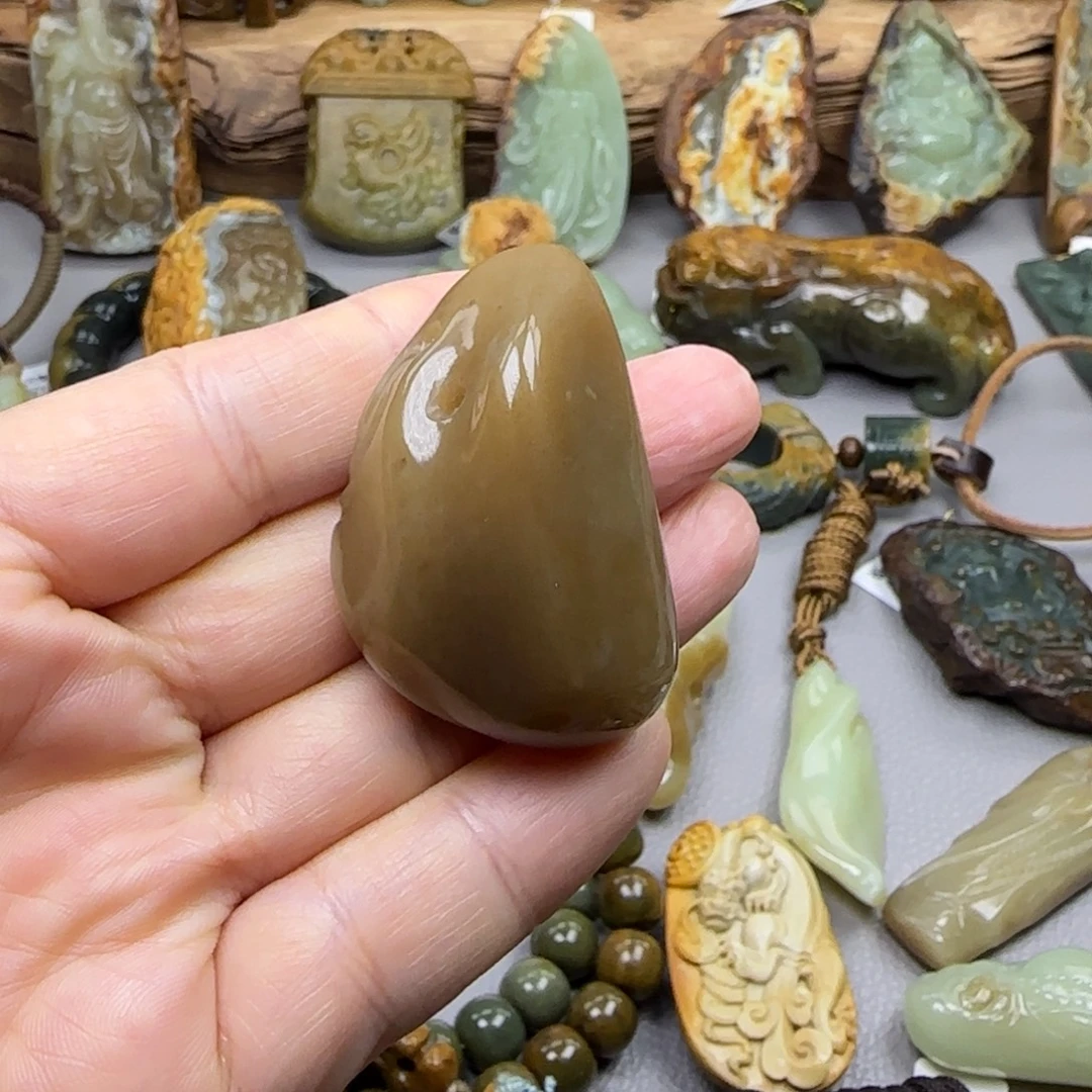 岫岩老玉（透闪石质玉）未镶嵌珠宝奇石