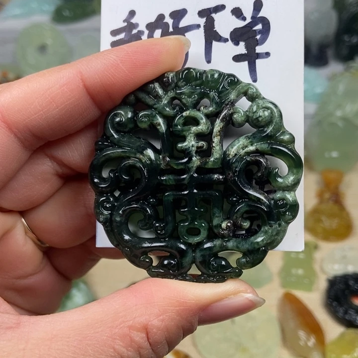 蛇纹石玉颈饰未镶嵌