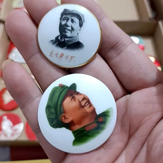 铝一**…圆形红色文字像章