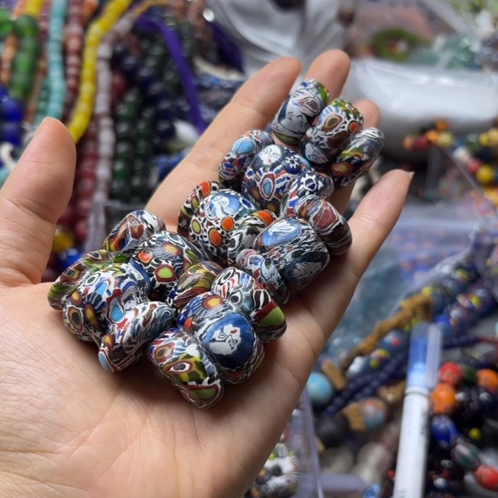 颈饰玻璃古法糖果一颗，喊我选