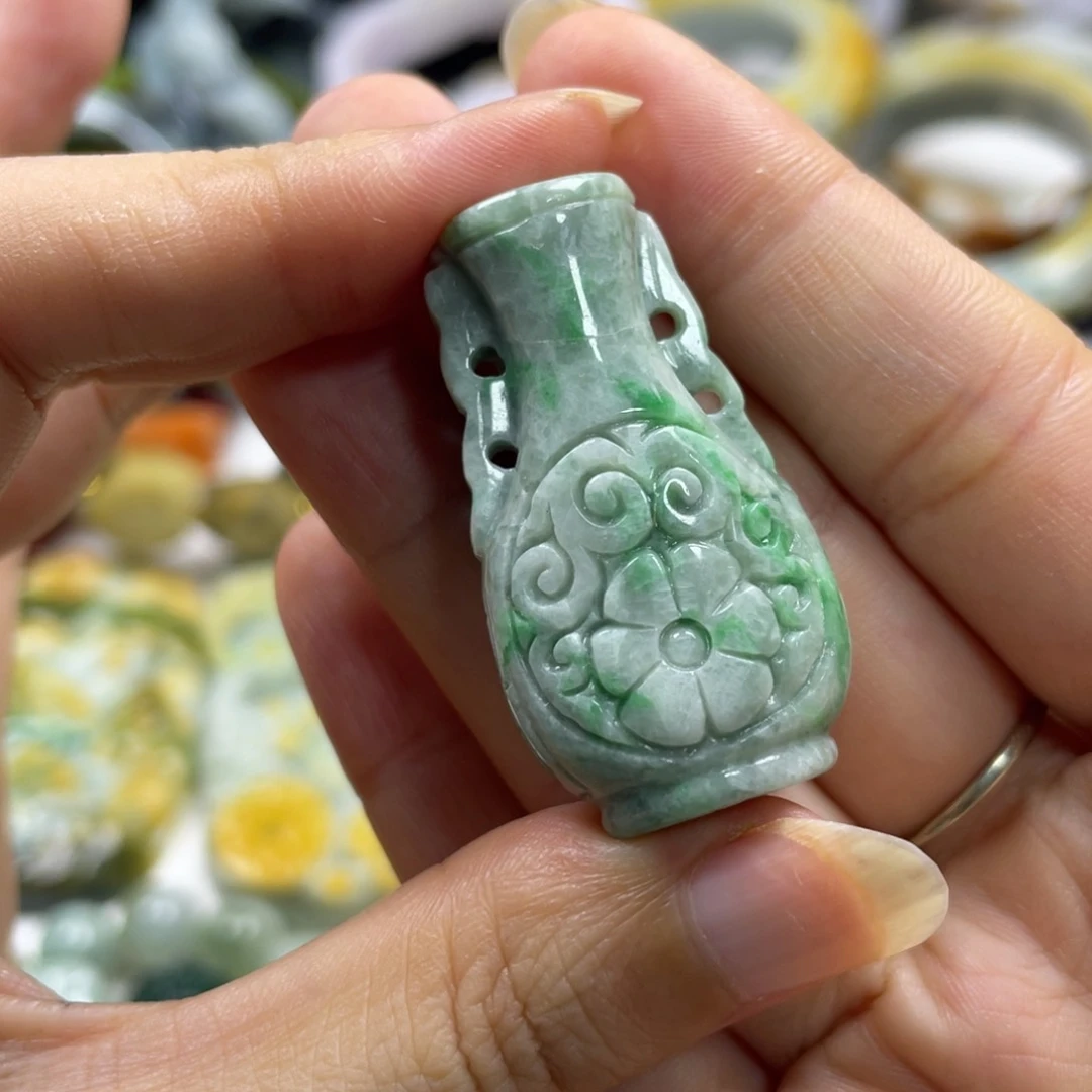 翡翠未镶嵌项圈安****坊牌子