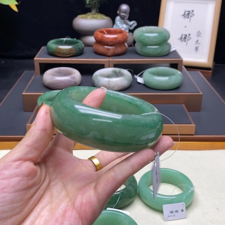 带****石英质玉合金佘太翠