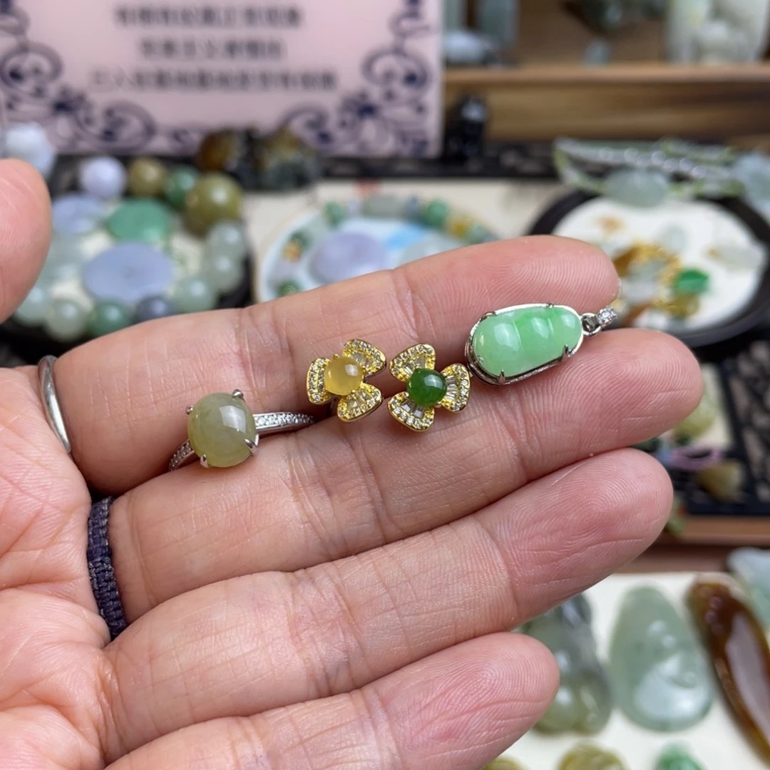 翡翠戒指未镶嵌叮****虎戒指一手