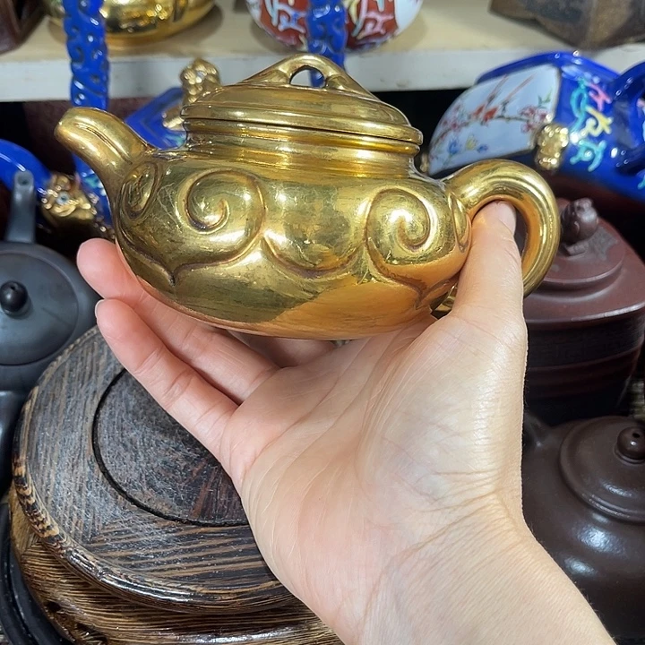 茶壶紫砂原矿泥料手工制作的一把紫砂壶。