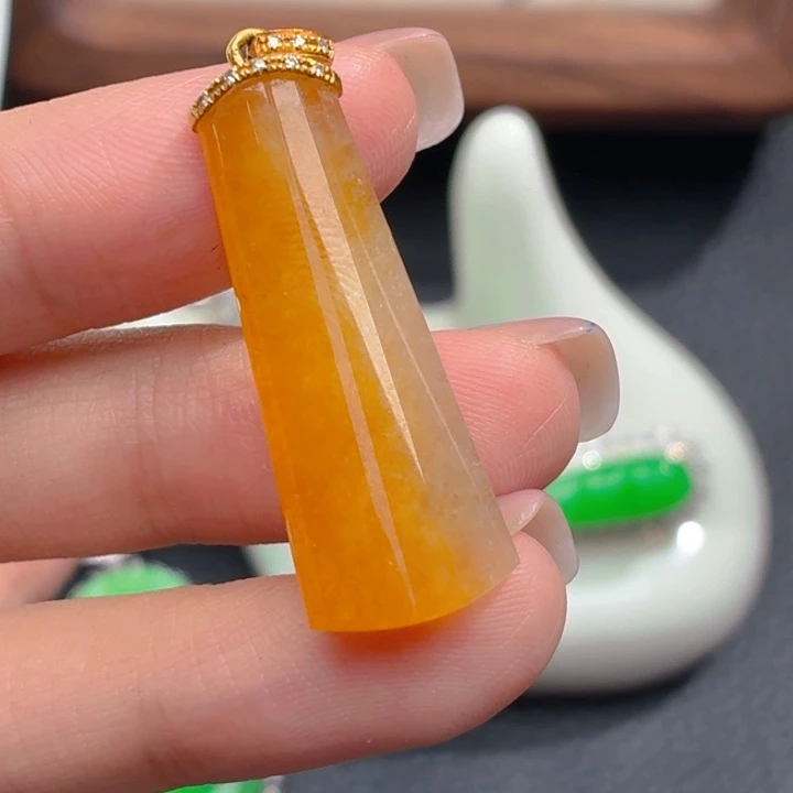 颈饰18K金镶嵌翡翠