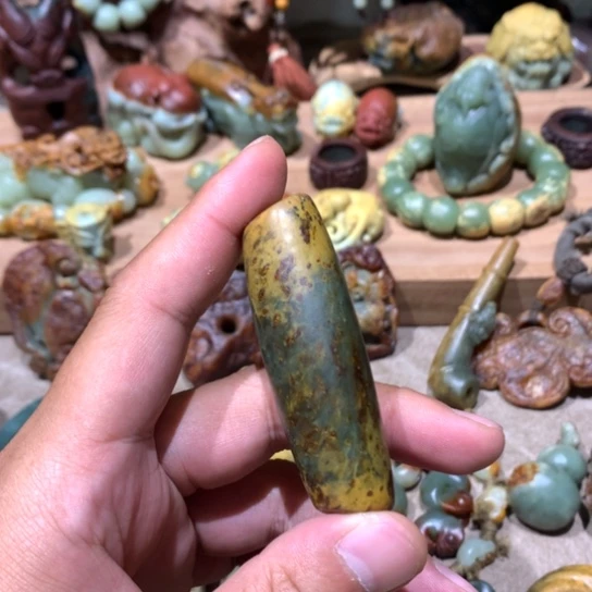 未镶嵌岫岩河磨玉（透闪石质玉）挂件