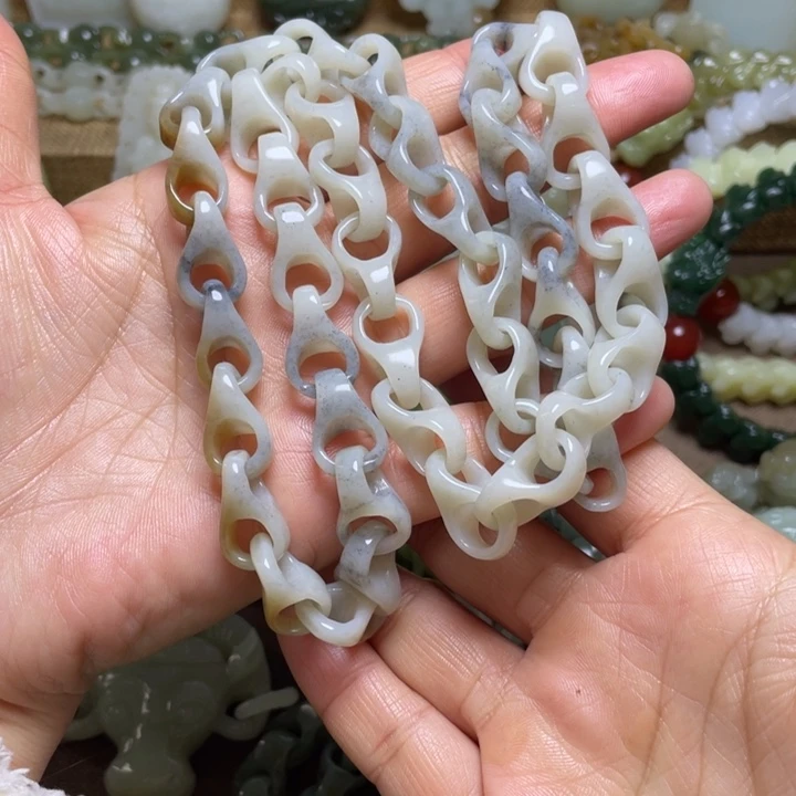 自***人和田玉未镶嵌颈饰