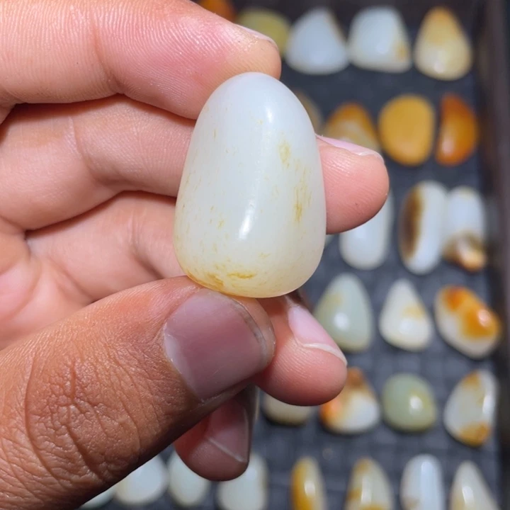 和田玉颈饰未镶嵌16克原籽无修