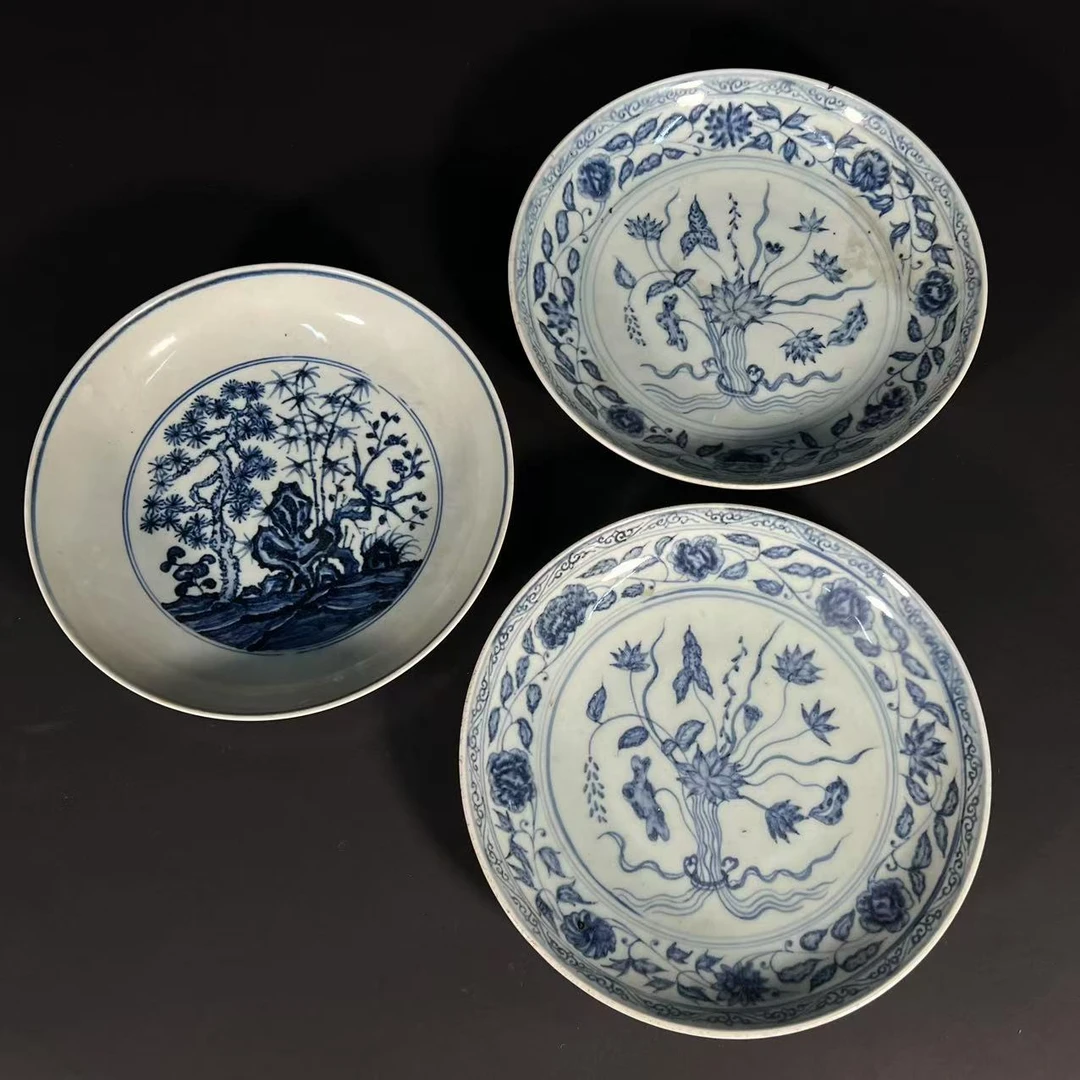 Lot31: 青花花卉纹赏盘一组