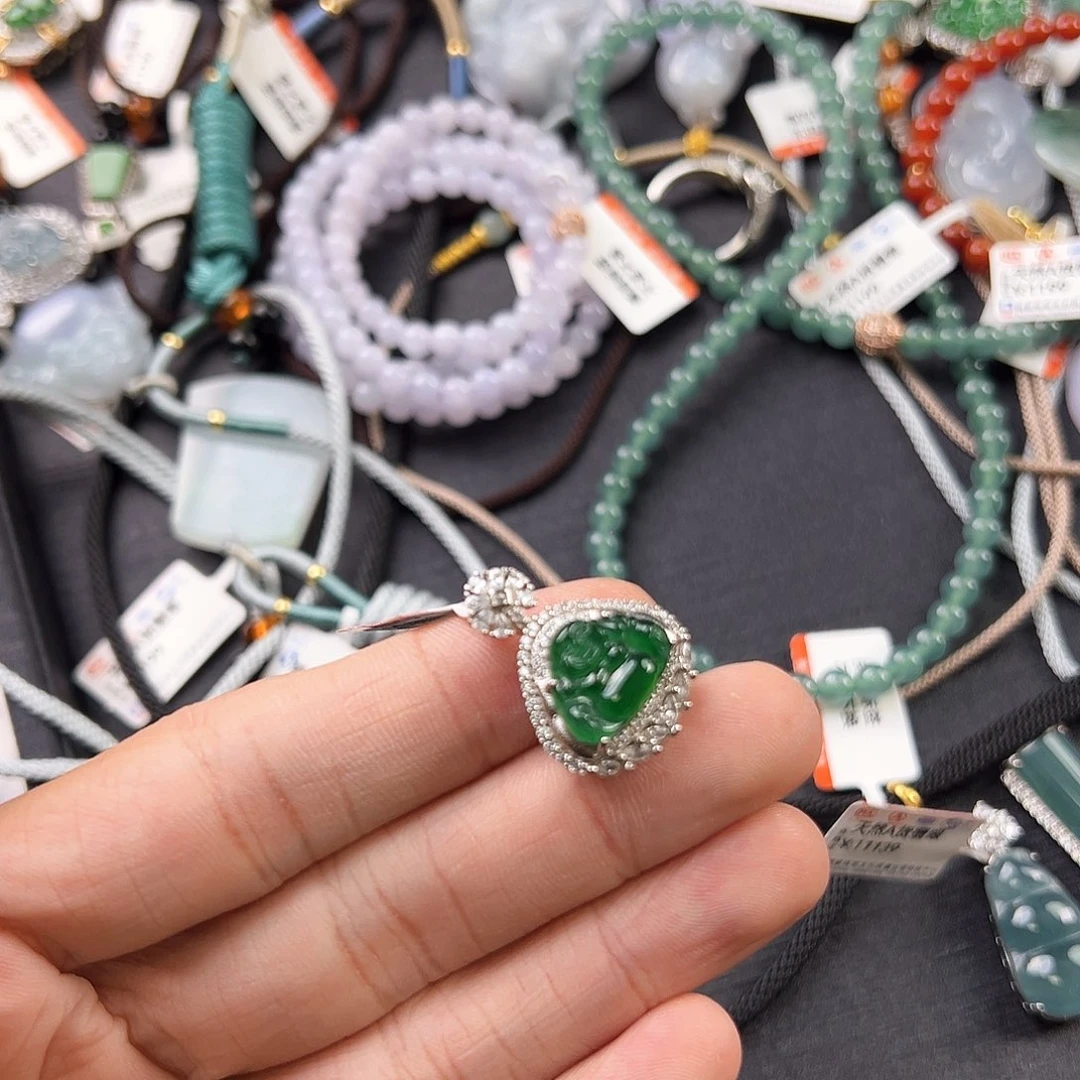 翡翠未镶嵌颈饰佛公