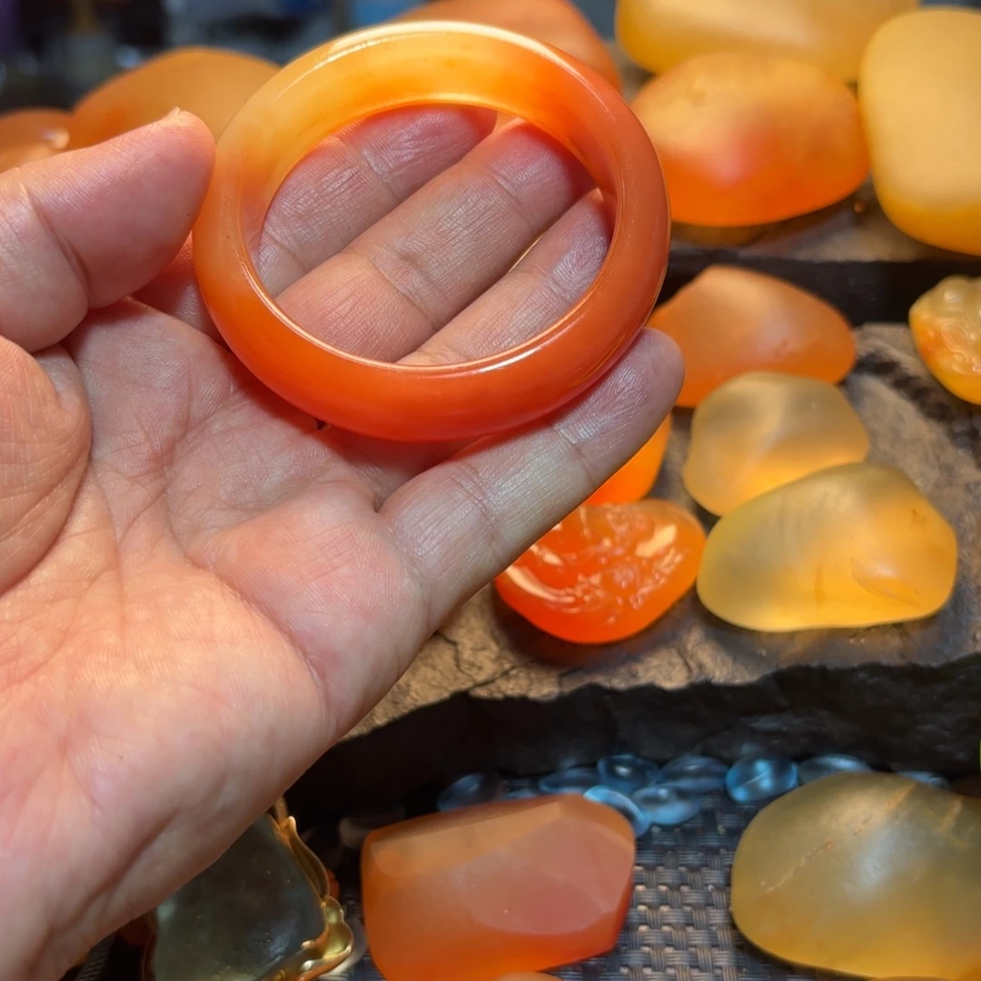 红***，石英岩玉未镶嵌手镯