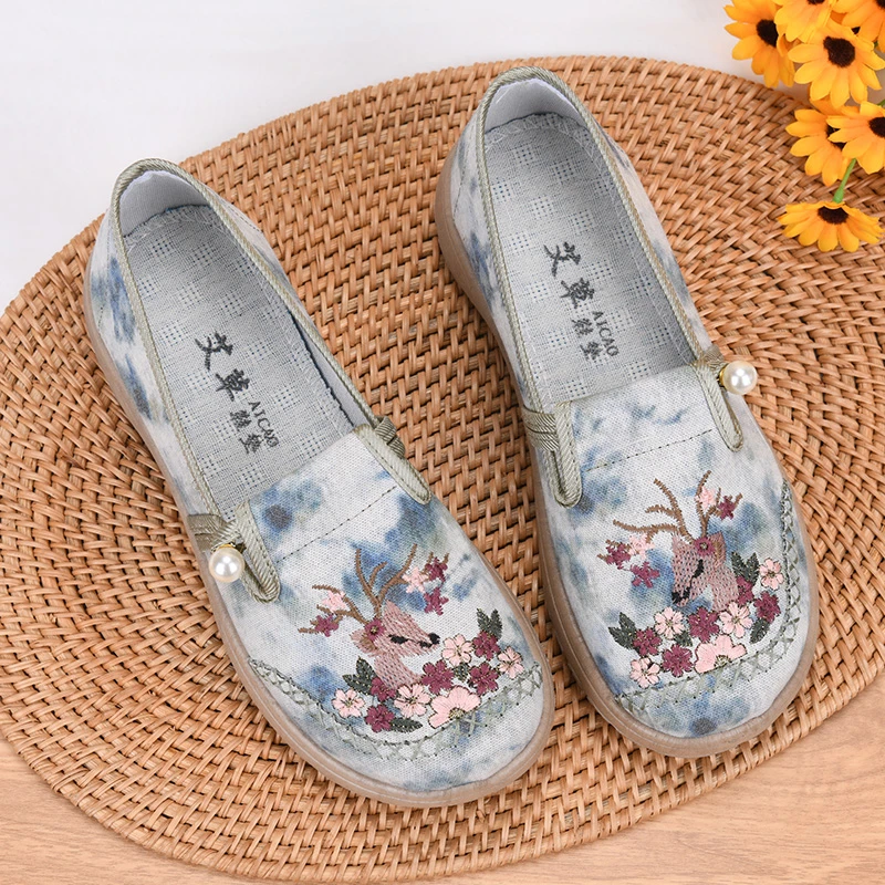 春季新款女绣花老北京布鞋一脚蹬平底透气百搭妈妈软底休闲单鞋