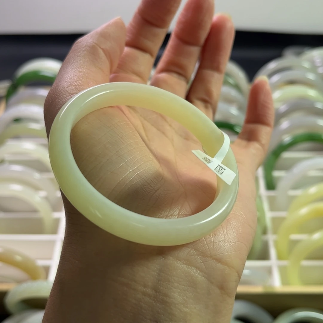 等***于未镶嵌手镯和田玉52.8圈