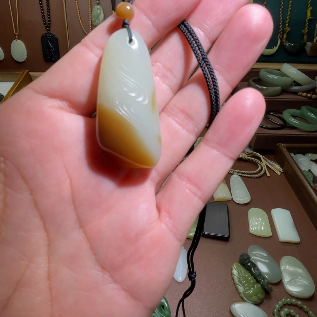 三***的颈饰未镶嵌和田玉
