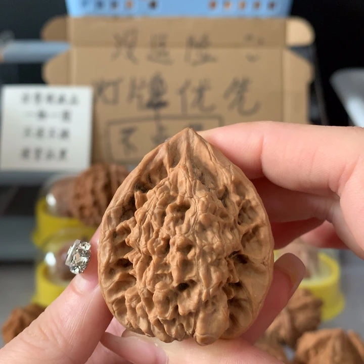 ****周吊坠文玩核桃异形单只，有瑕疵