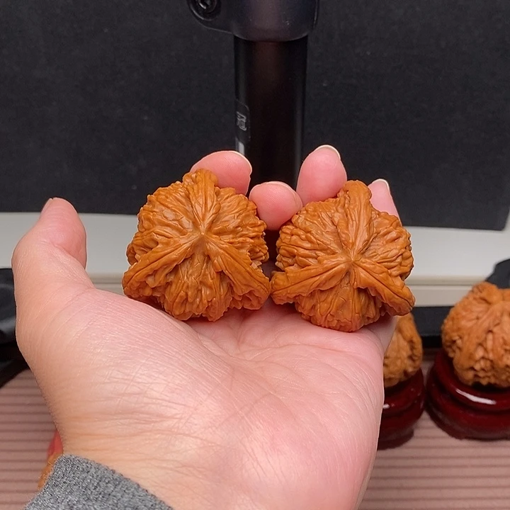 武***司文玩核桃吊坠白奔