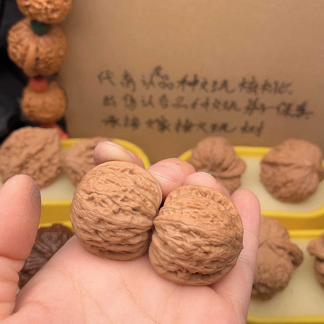 若***薇文玩核桃吊坠铁锤有黄