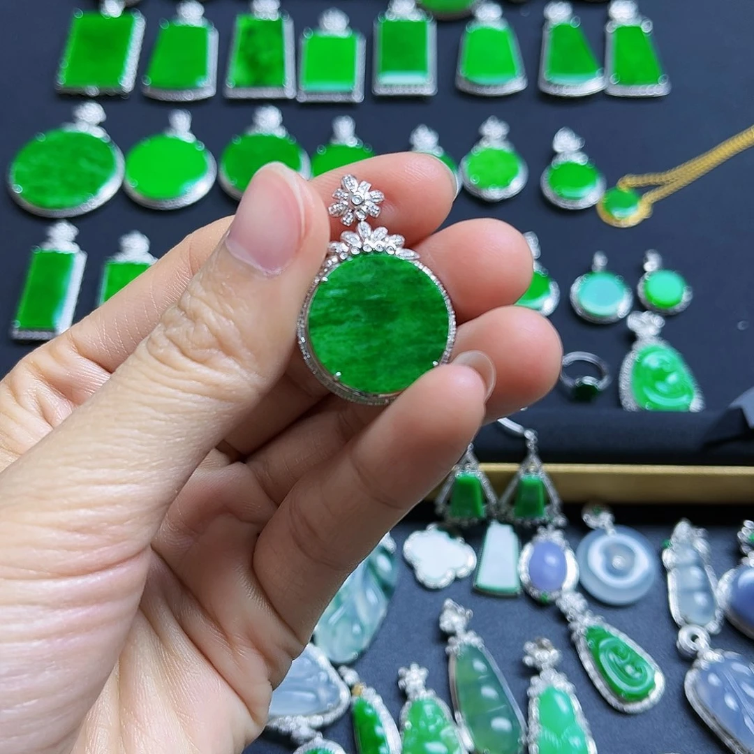 翡翠18K金镶嵌颈饰