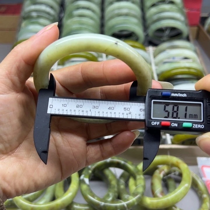 蛇纹石玉未镶嵌手镯63