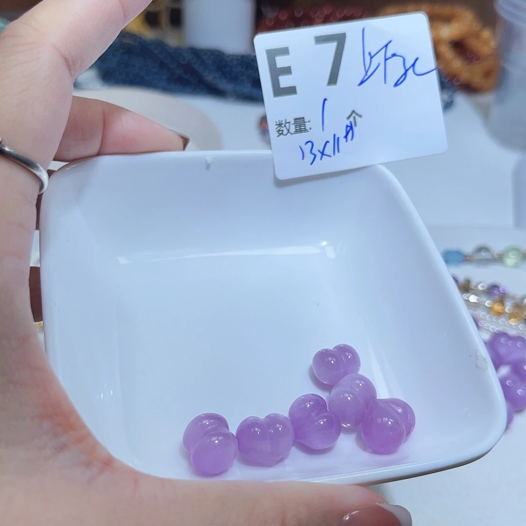 未镶嵌锂辉石         E7。