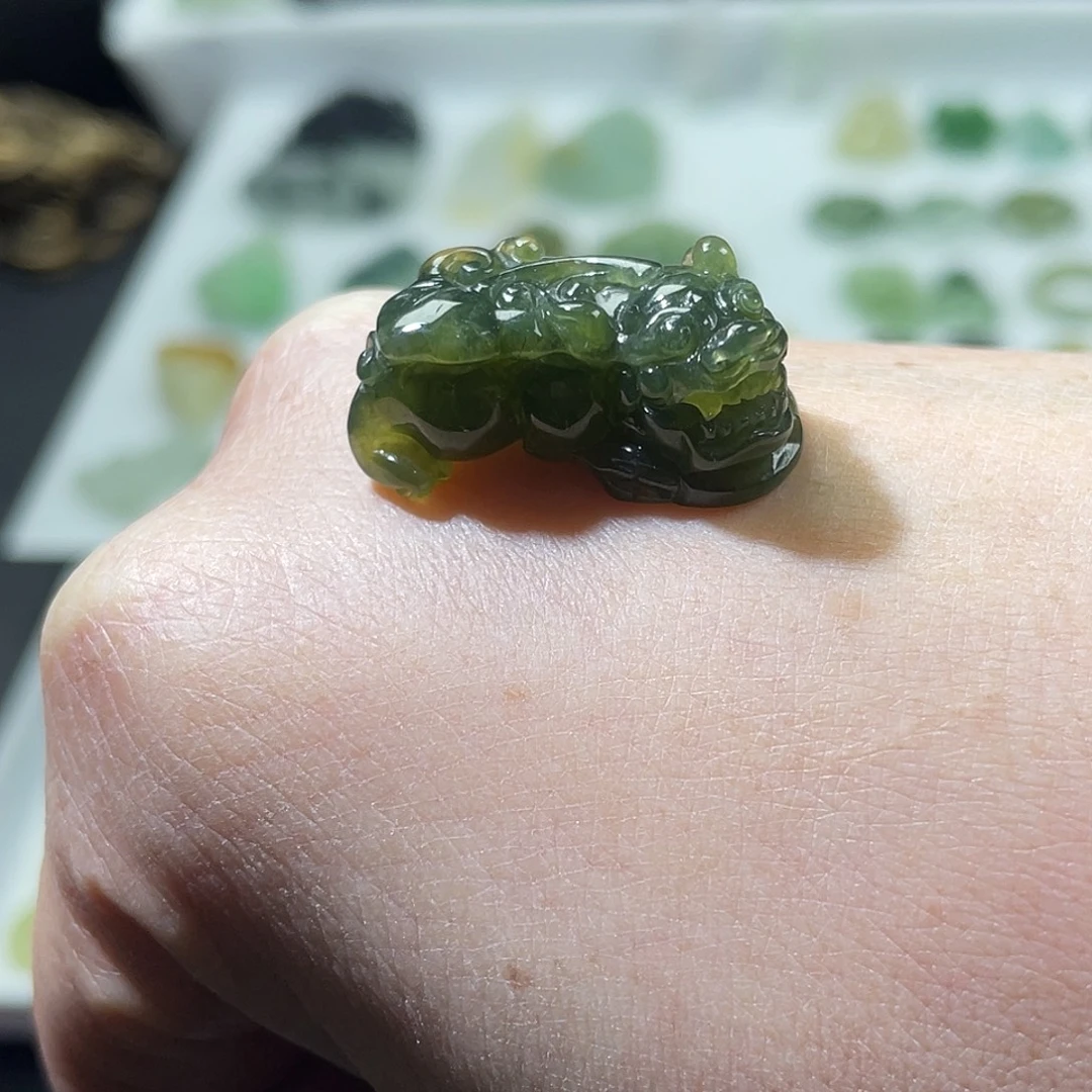 翡翠未镶嵌颈饰貔貅