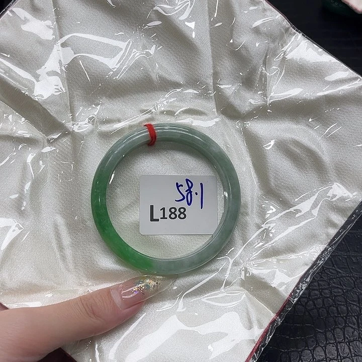 翡翠手镯未镶嵌默认微瑕