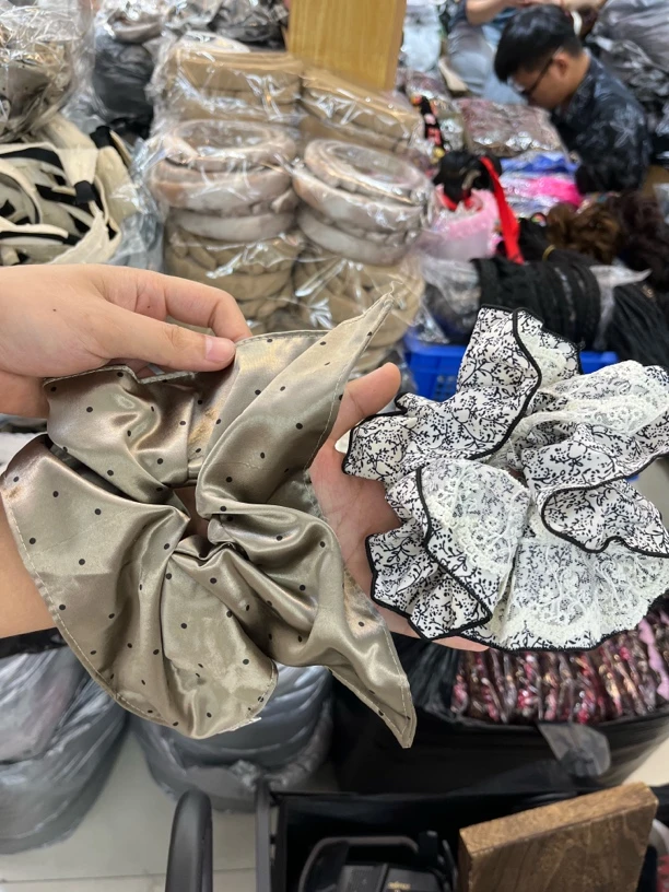 7059-蕾丝木耳发圈➕缎面方巾