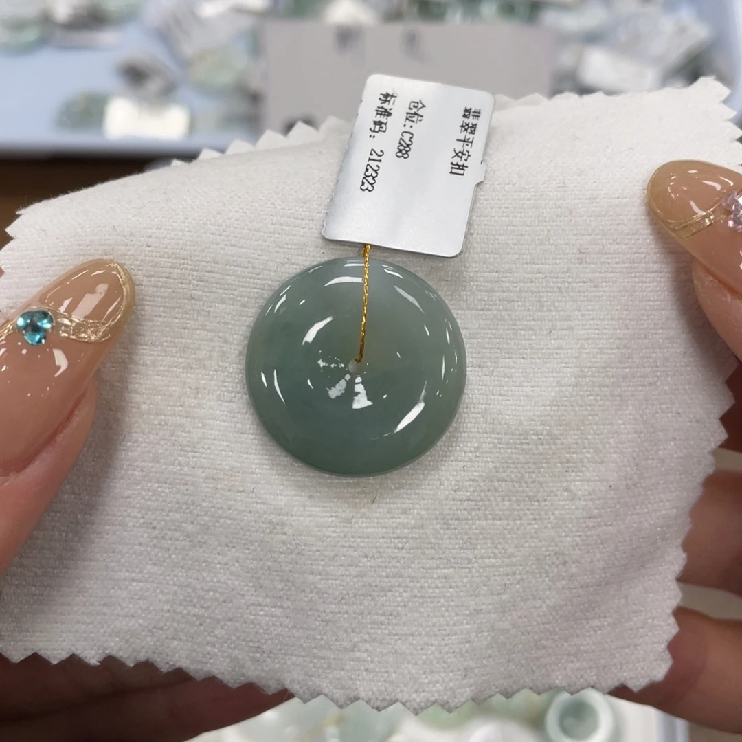 翡翠未镶嵌颈饰平安扣