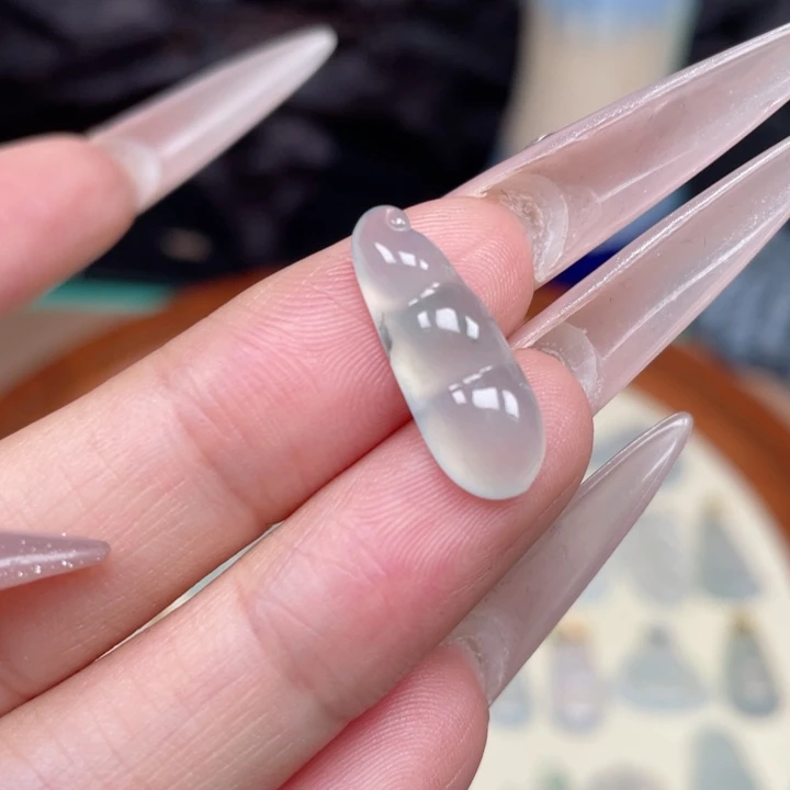 翡翠未镶嵌颈饰福豆