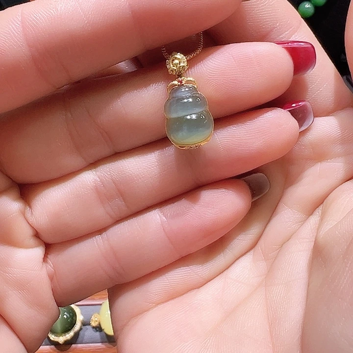 颈饰18K金镶嵌和田玉