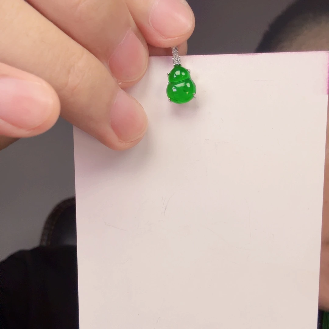 翡翠未镶嵌颈饰一件