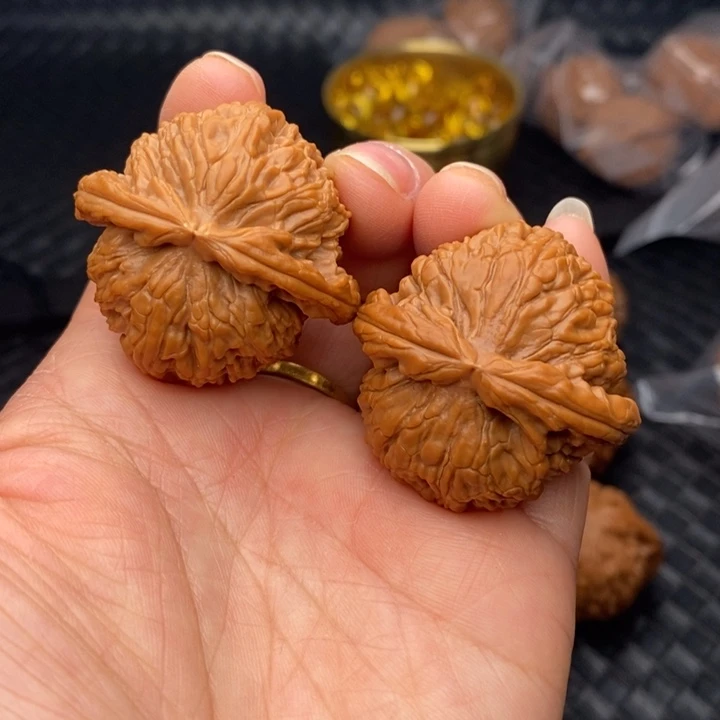 核桃把件文玩核桃白狮子
