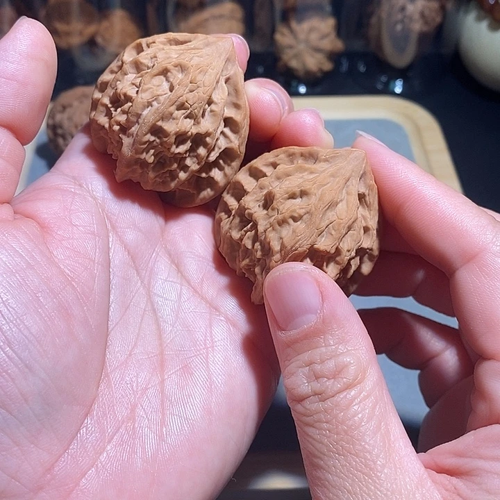 文玩核桃吊坠血灯笼